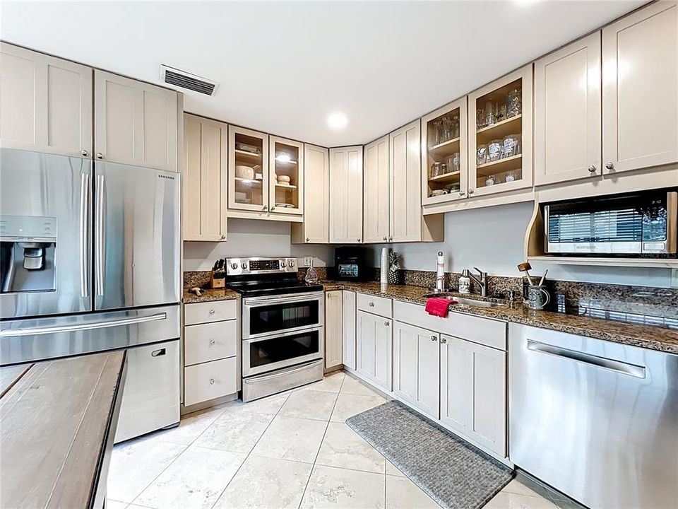 Active With Contract: $435,000 (2 beds, 1 baths, 984 Square Feet)