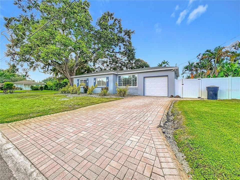 Active With Contract: $435,000 (2 beds, 1 baths, 984 Square Feet)