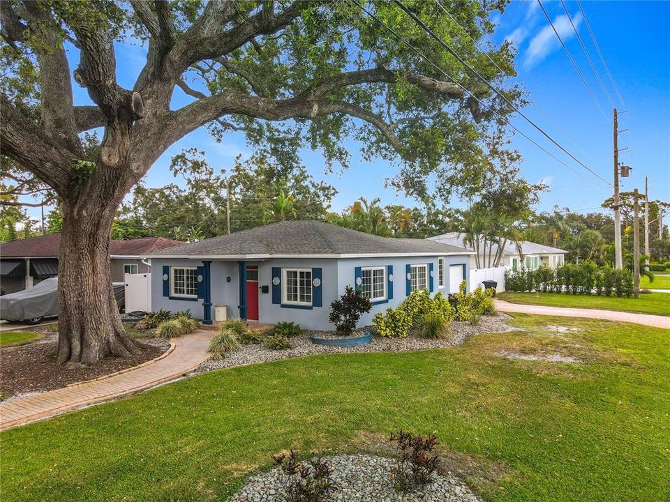 Active With Contract: $435,000 (2 beds, 1 baths, 984 Square Feet)