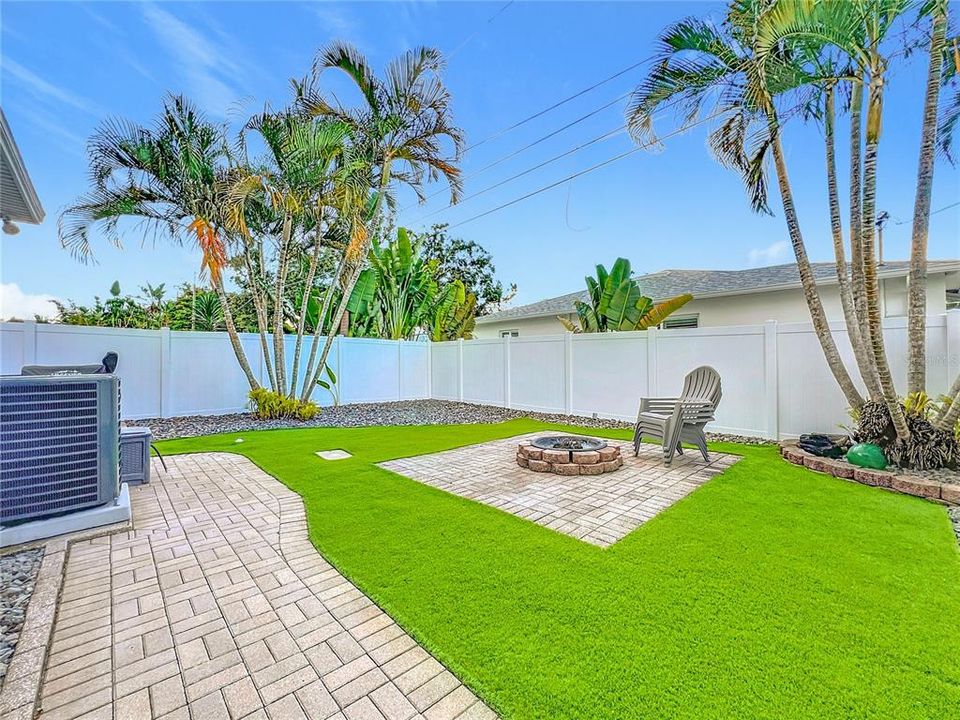 Active With Contract: $435,000 (2 beds, 1 baths, 984 Square Feet)