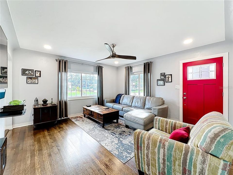 Active With Contract: $435,000 (2 beds, 1 baths, 984 Square Feet)