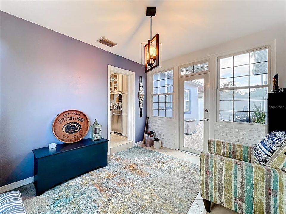 Active With Contract: $435,000 (2 beds, 1 baths, 984 Square Feet)