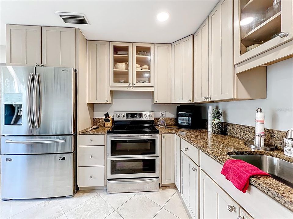 Active With Contract: $435,000 (2 beds, 1 baths, 984 Square Feet)