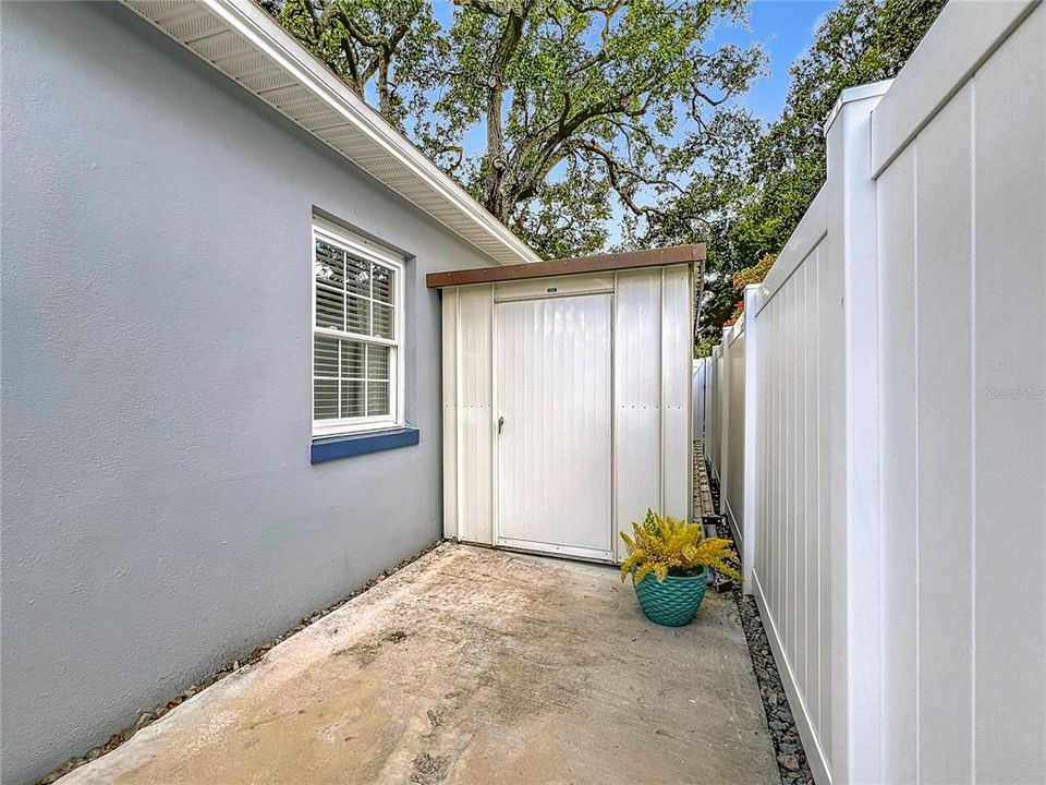 Active With Contract: $435,000 (2 beds, 1 baths, 984 Square Feet)