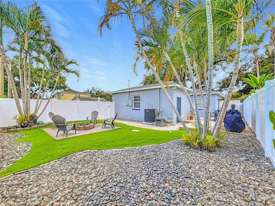 Active With Contract: $435,000 (2 beds, 1 baths, 984 Square Feet)