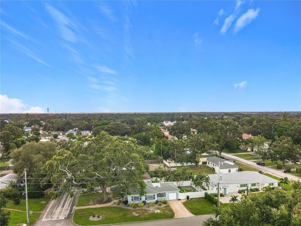 Active With Contract: $435,000 (2 beds, 1 baths, 984 Square Feet)