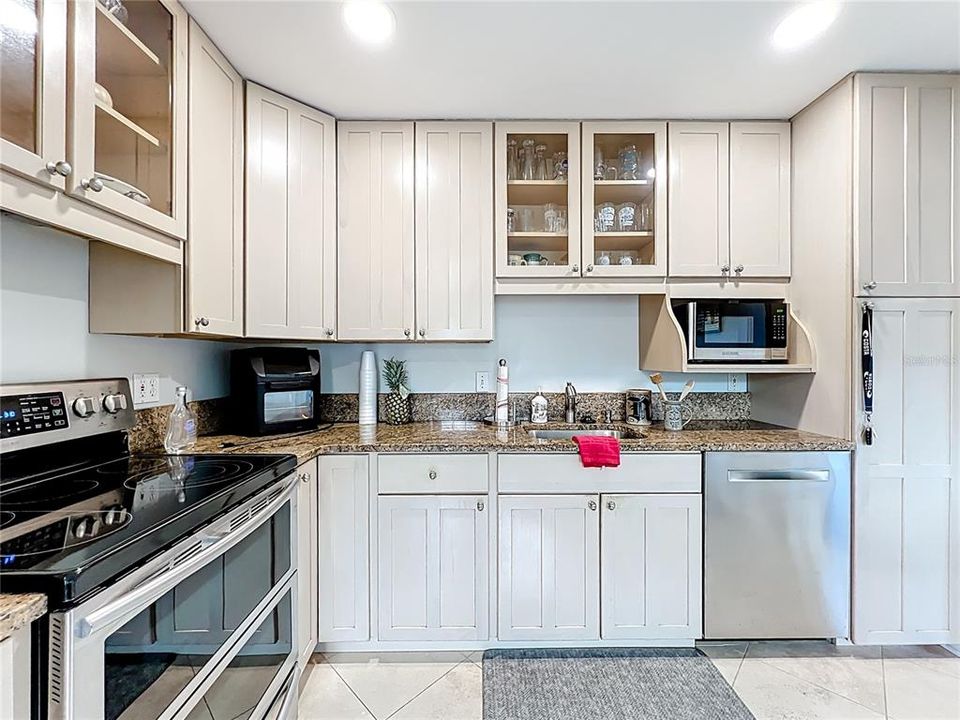 Active With Contract: $435,000 (2 beds, 1 baths, 984 Square Feet)