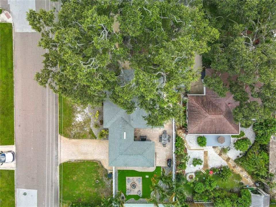 Active With Contract: $435,000 (2 beds, 1 baths, 984 Square Feet)