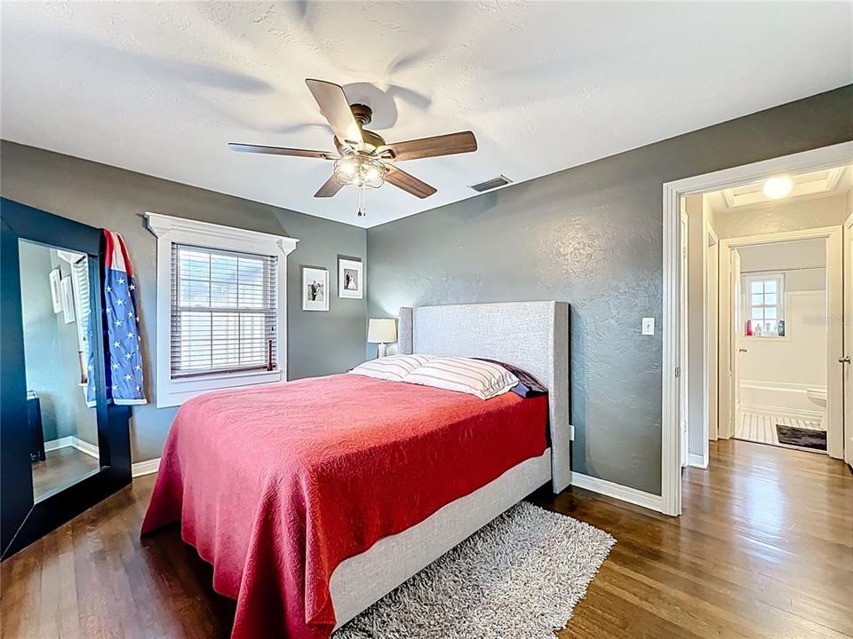 Active With Contract: $435,000 (2 beds, 1 baths, 984 Square Feet)