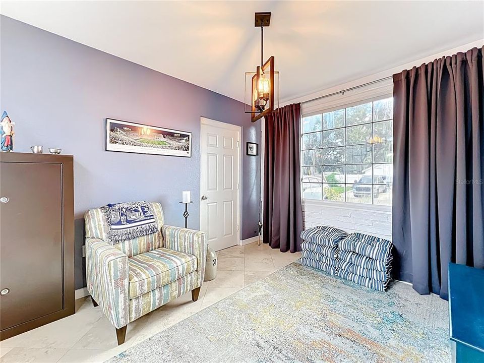 Active With Contract: $435,000 (2 beds, 1 baths, 984 Square Feet)