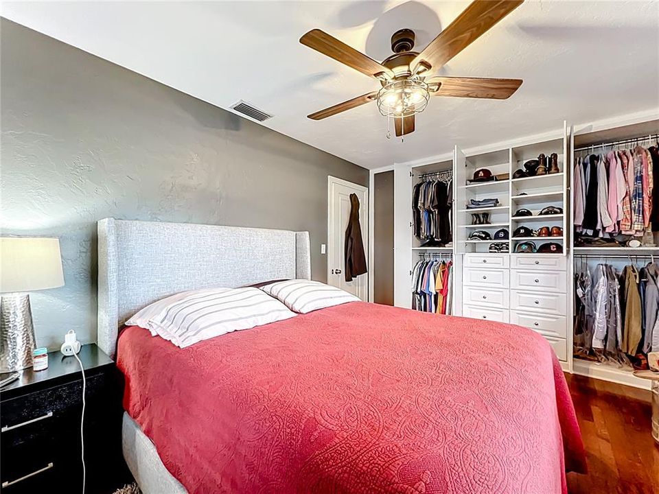 Active With Contract: $435,000 (2 beds, 1 baths, 984 Square Feet)