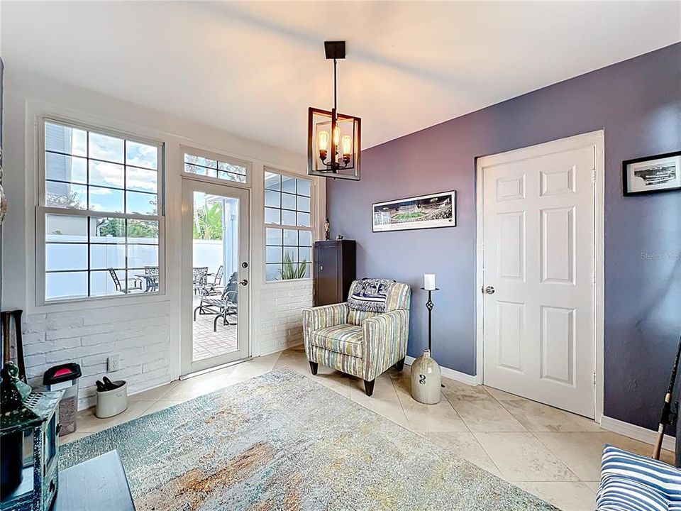 Active With Contract: $435,000 (2 beds, 1 baths, 984 Square Feet)