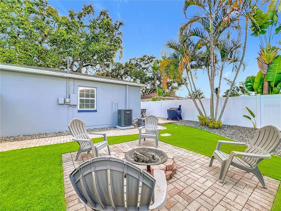 Active With Contract: $435,000 (2 beds, 1 baths, 984 Square Feet)