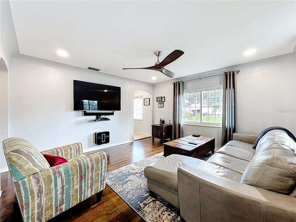 Active With Contract: $435,000 (2 beds, 1 baths, 984 Square Feet)