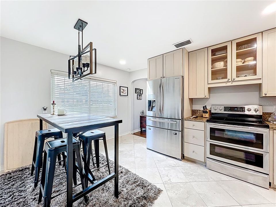 Active With Contract: $435,000 (2 beds, 1 baths, 984 Square Feet)