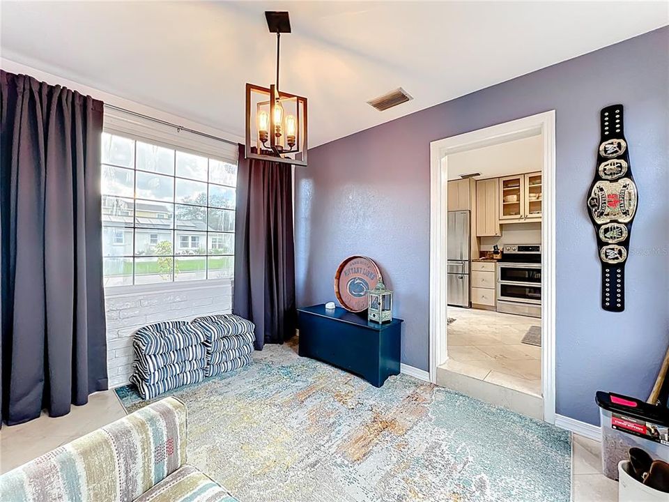 Active With Contract: $435,000 (2 beds, 1 baths, 984 Square Feet)