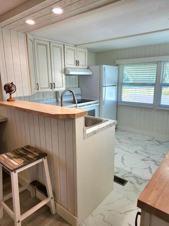 For Sale: $159,000 (2 beds, 1 baths, 770 Square Feet)