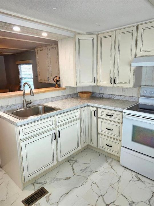 For Sale: $159,000 (2 beds, 1 baths, 770 Square Feet)