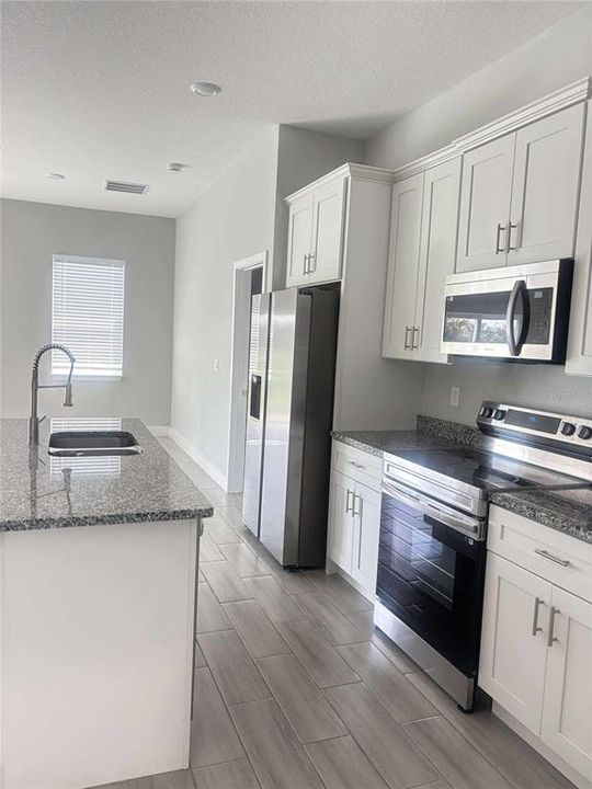 出租: $2,300 (4 贝兹, 3 浴室, 1891 平方英尺)