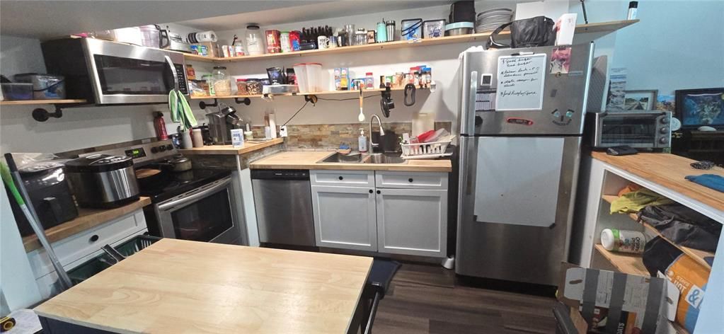 Active With Contract: $364,888 (2 beds, 2 baths, 750 Square Feet)