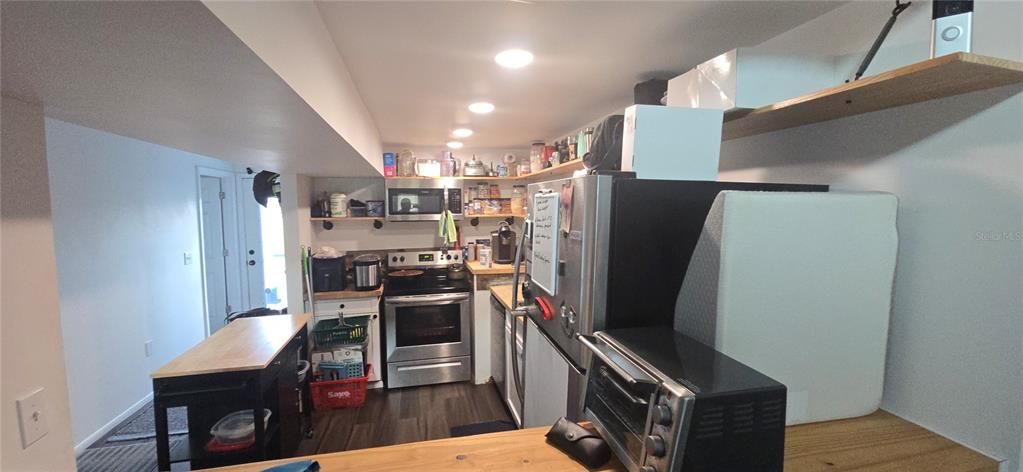 Active With Contract: $364,888 (2 beds, 2 baths, 750 Square Feet)