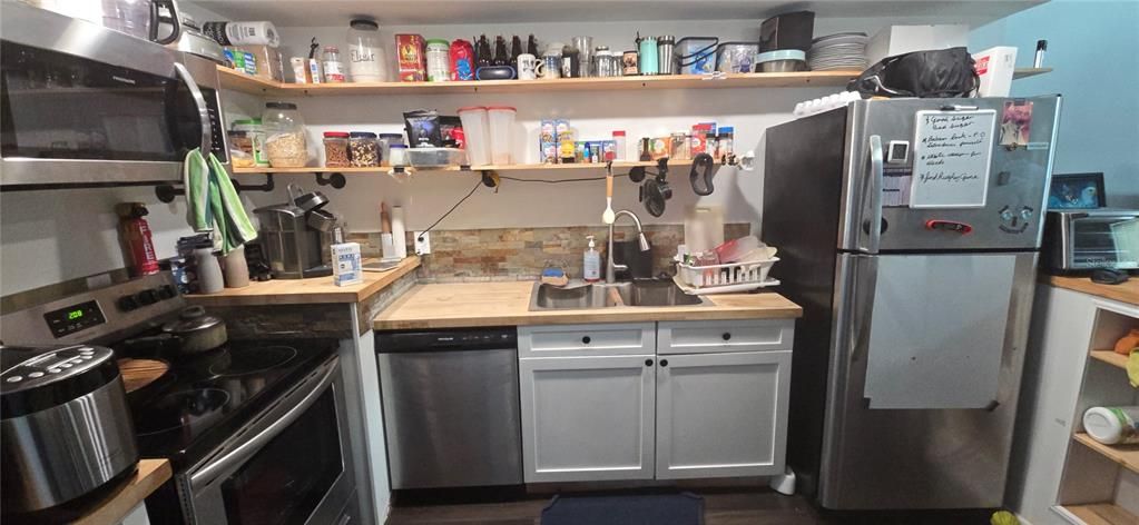 Active With Contract: $364,888 (2 beds, 2 baths, 750 Square Feet)