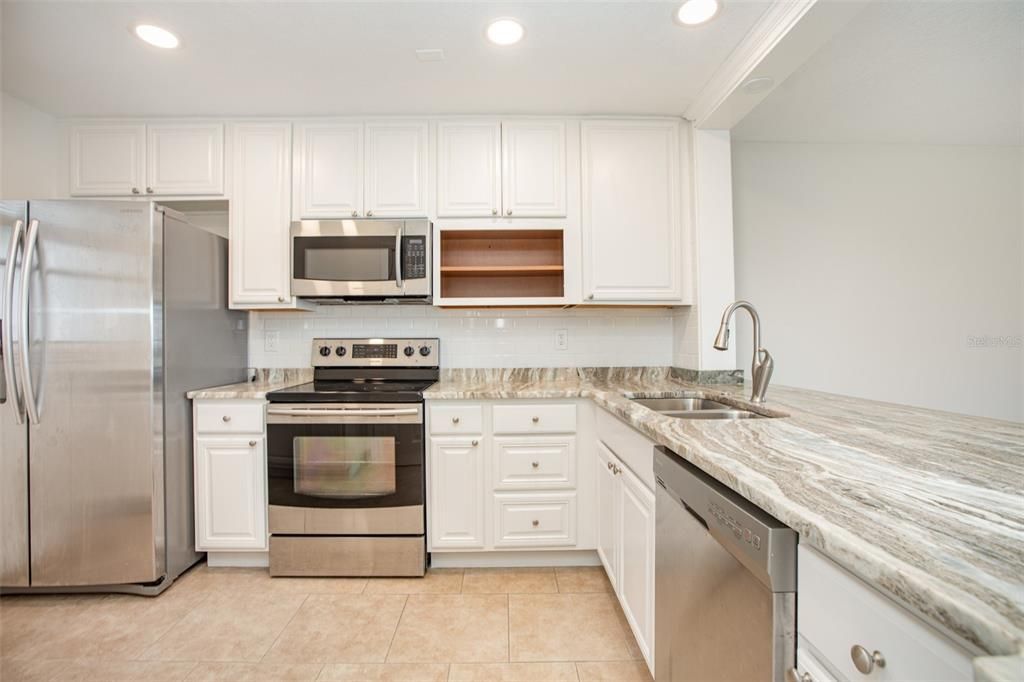 For Sale: $198,800 (2 beds, 2 baths, 1088 Square Feet)