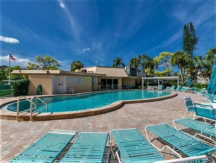 For Sale: $198,800 (2 beds, 2 baths, 1088 Square Feet)