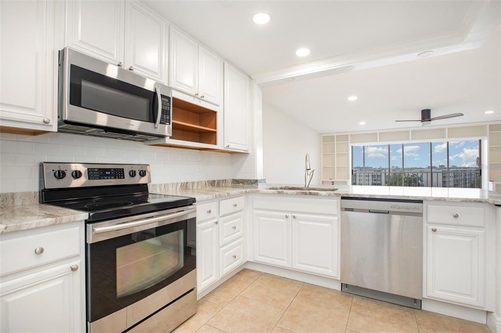 For Sale: $198,800 (2 beds, 2 baths, 1088 Square Feet)