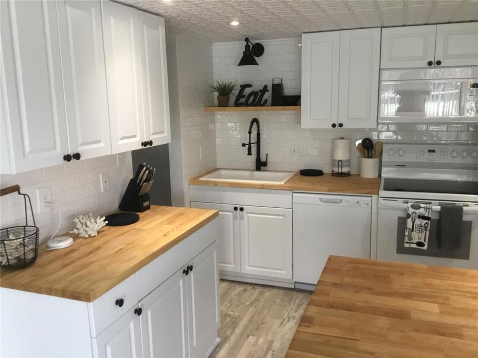 For Rent: $3,075 (1 beds, 1 baths, 860 Square Feet)