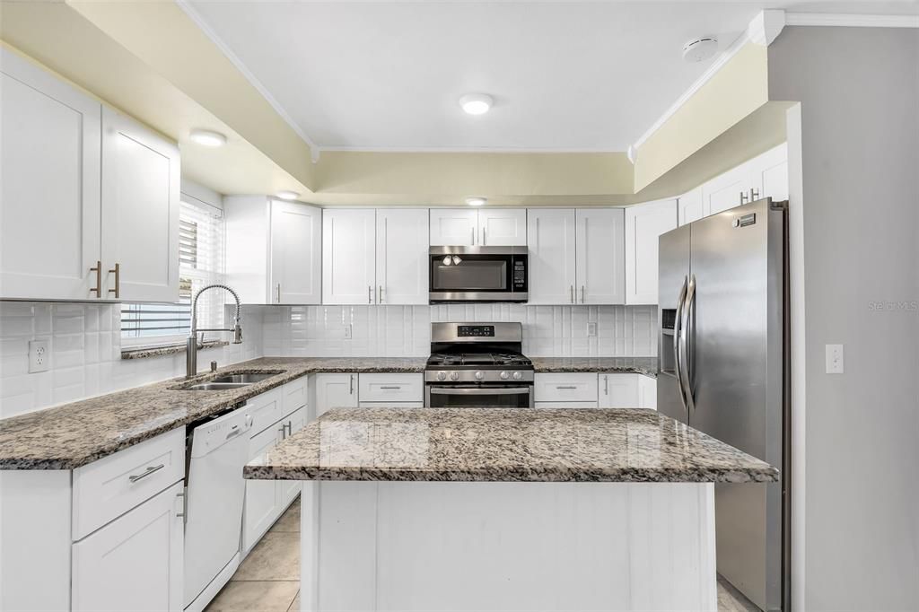 For Sale: $199,900 (2 beds, 1 baths, 885 Square Feet)