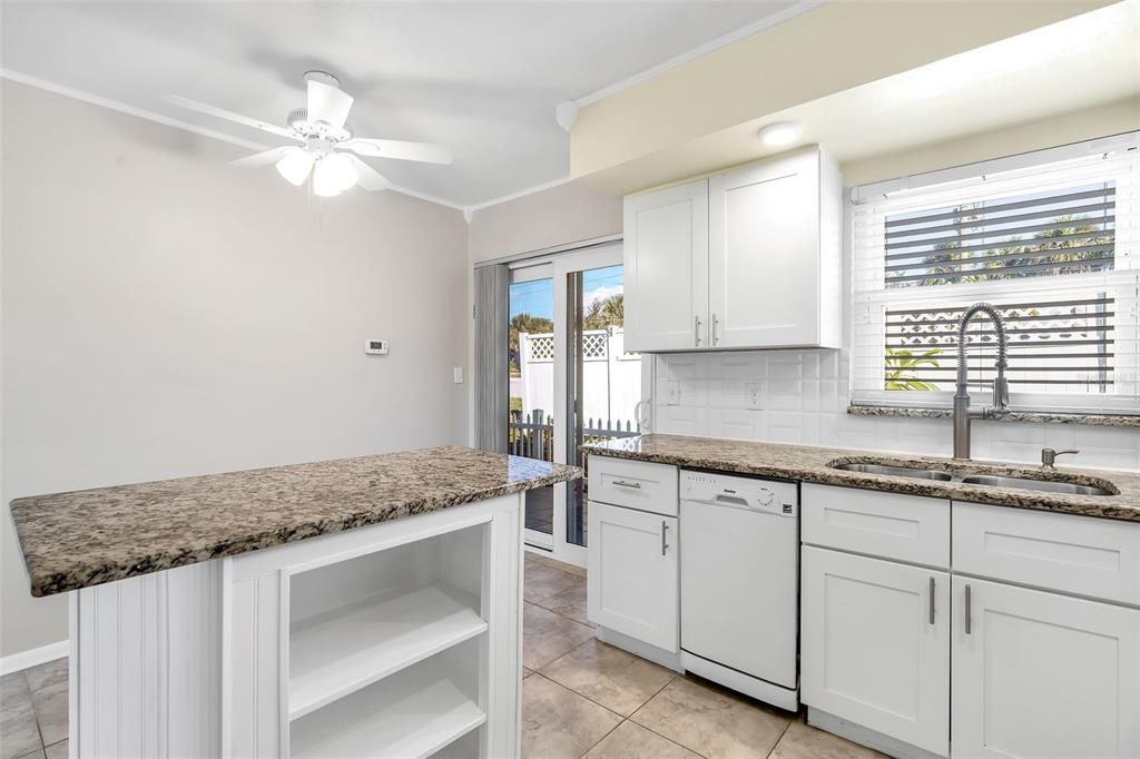 For Sale: $199,900 (2 beds, 1 baths, 885 Square Feet)