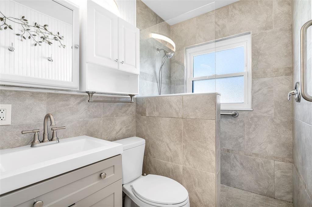 For Sale: $199,900 (2 beds, 1 baths, 885 Square Feet)