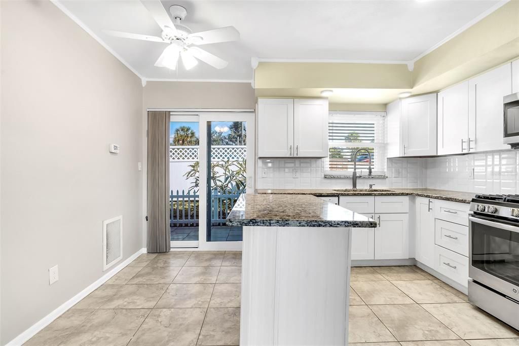 For Sale: $199,900 (2 beds, 1 baths, 885 Square Feet)