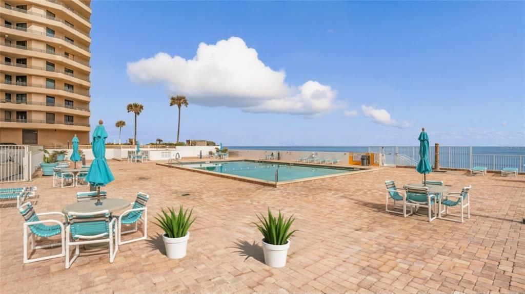 For Sale: $300,000 (2 beds, 2 baths, 1171 Square Feet)