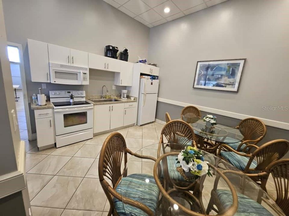 For Sale: $300,000 (2 beds, 2 baths, 1171 Square Feet)