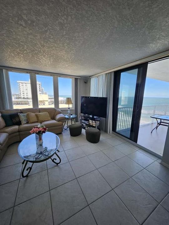 For Sale: $300,000 (2 beds, 2 baths, 1171 Square Feet)