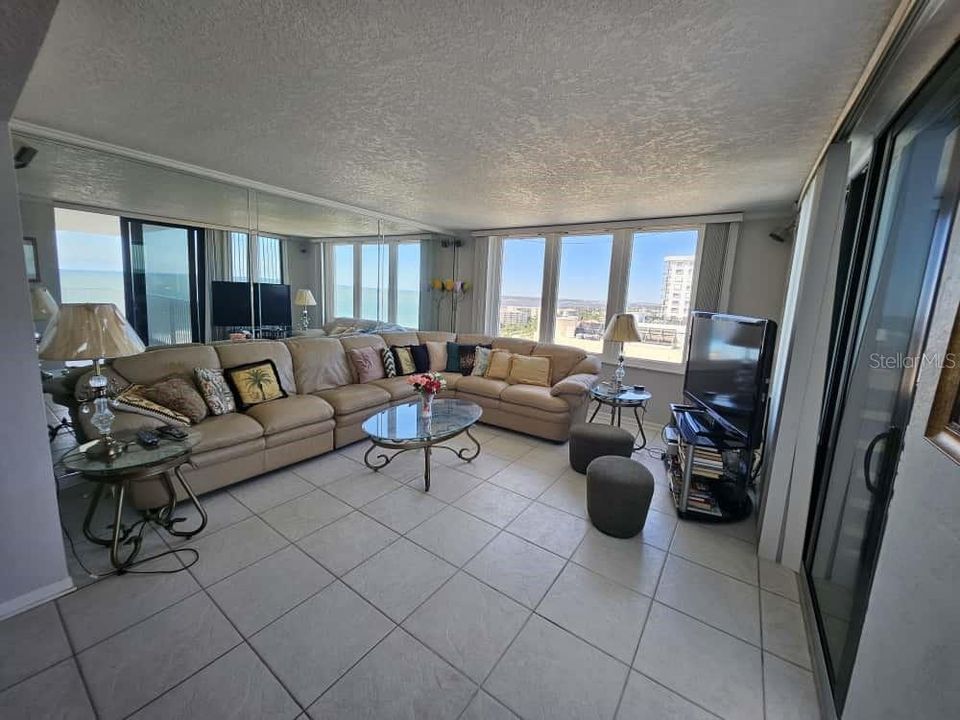 For Sale: $300,000 (2 beds, 2 baths, 1171 Square Feet)