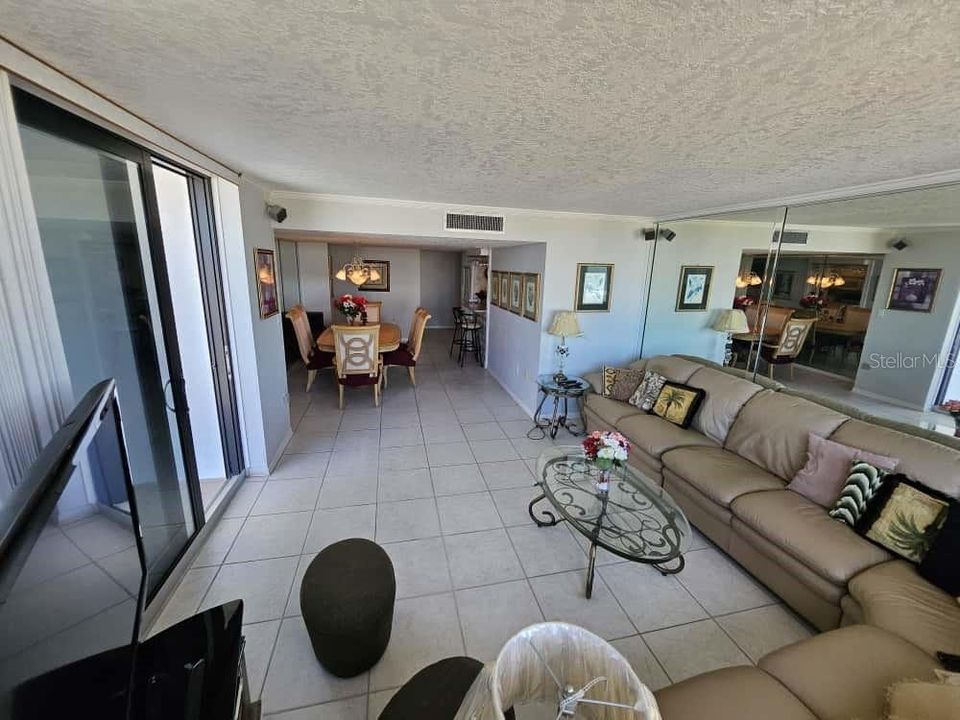 For Sale: $300,000 (2 beds, 2 baths, 1171 Square Feet)