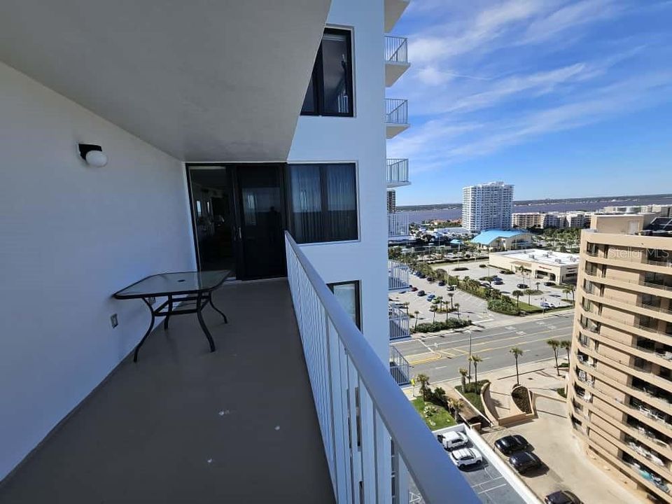 For Sale: $300,000 (2 beds, 2 baths, 1171 Square Feet)