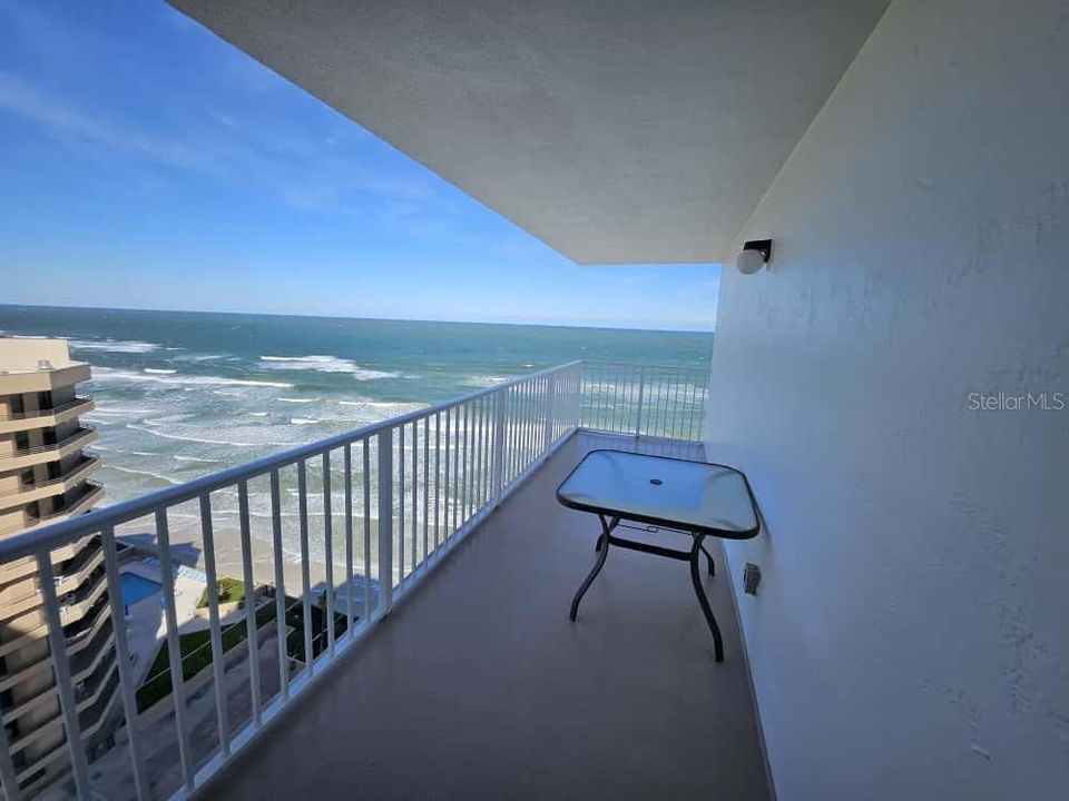 For Sale: $300,000 (2 beds, 2 baths, 1171 Square Feet)