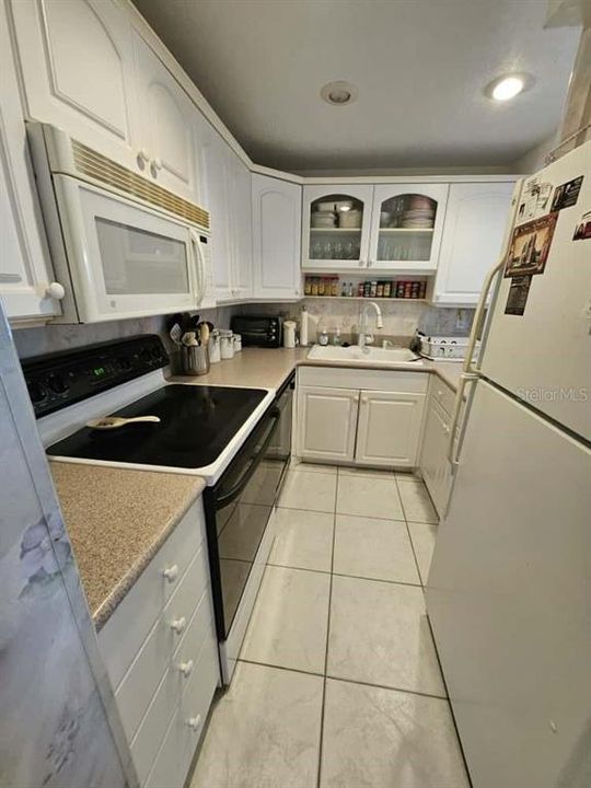 For Sale: $300,000 (2 beds, 2 baths, 1171 Square Feet)