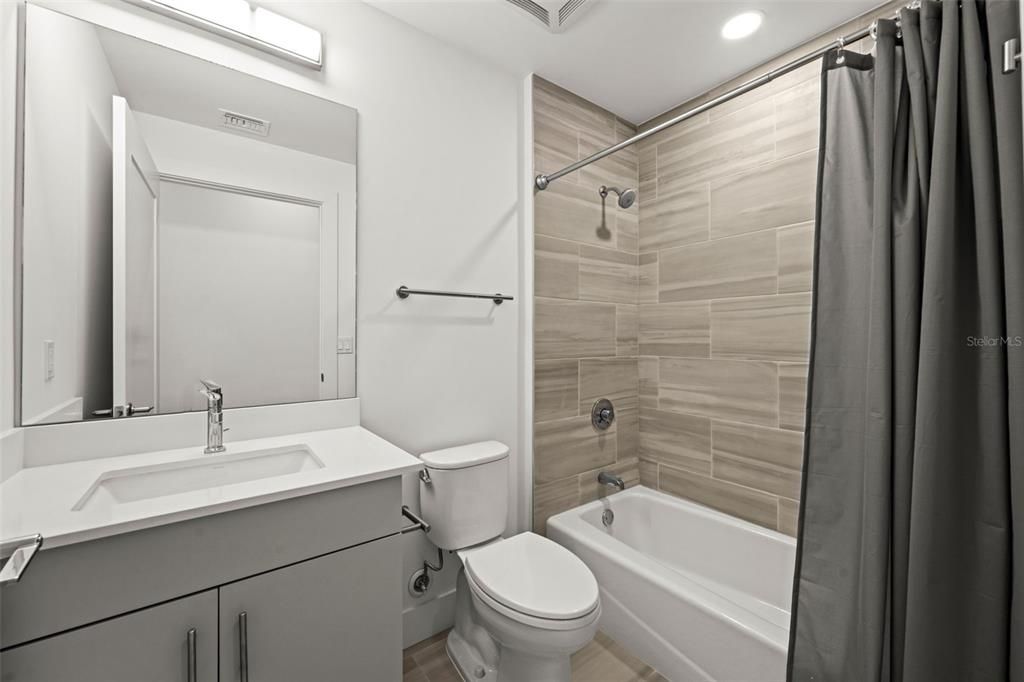 For Sale: $480,000 (1 beds, 2 baths, 858 Square Feet)