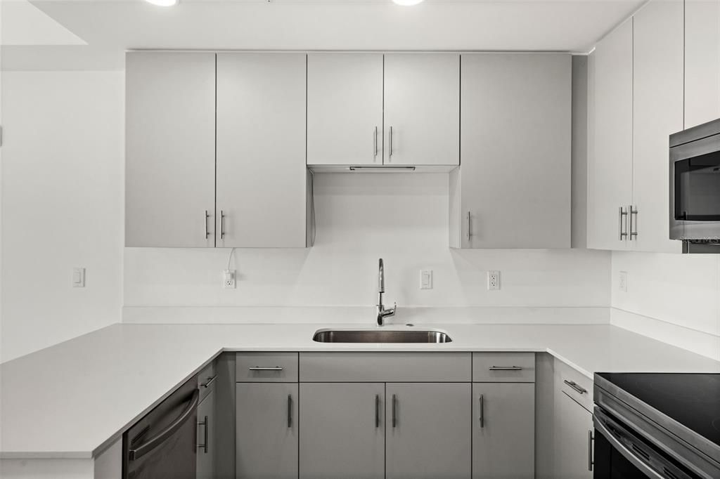 For Sale: $480,000 (1 beds, 2 baths, 858 Square Feet)