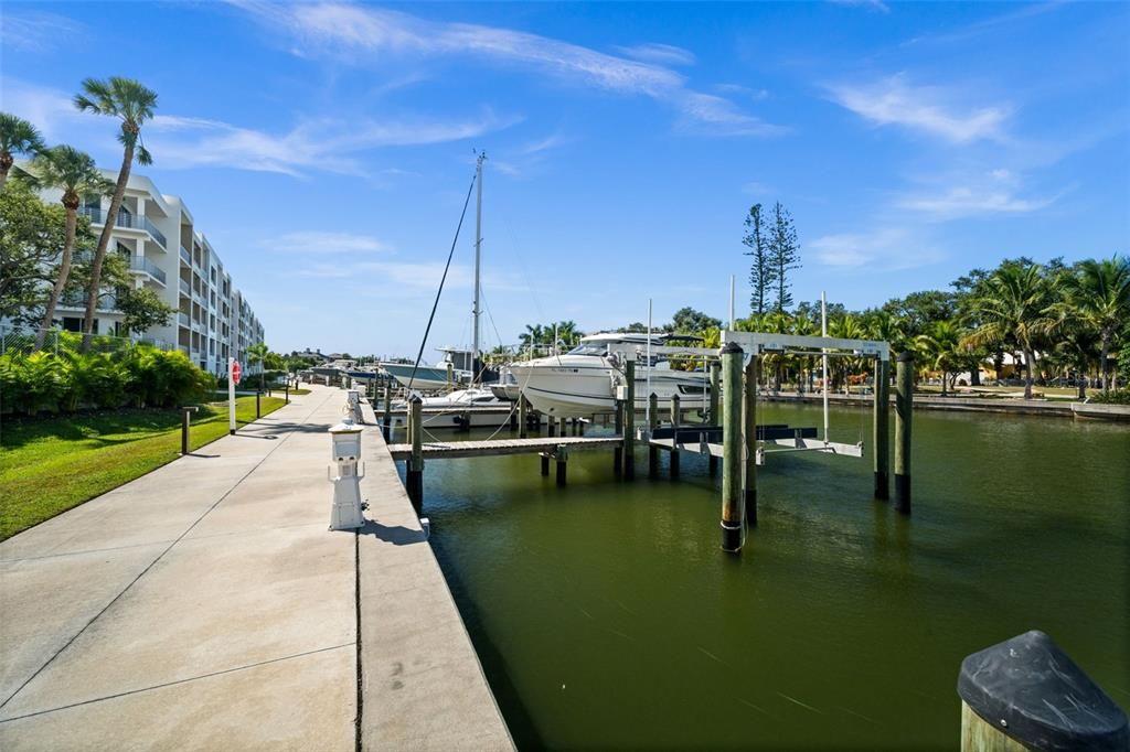 For Sale: $480,000 (1 beds, 2 baths, 858 Square Feet)