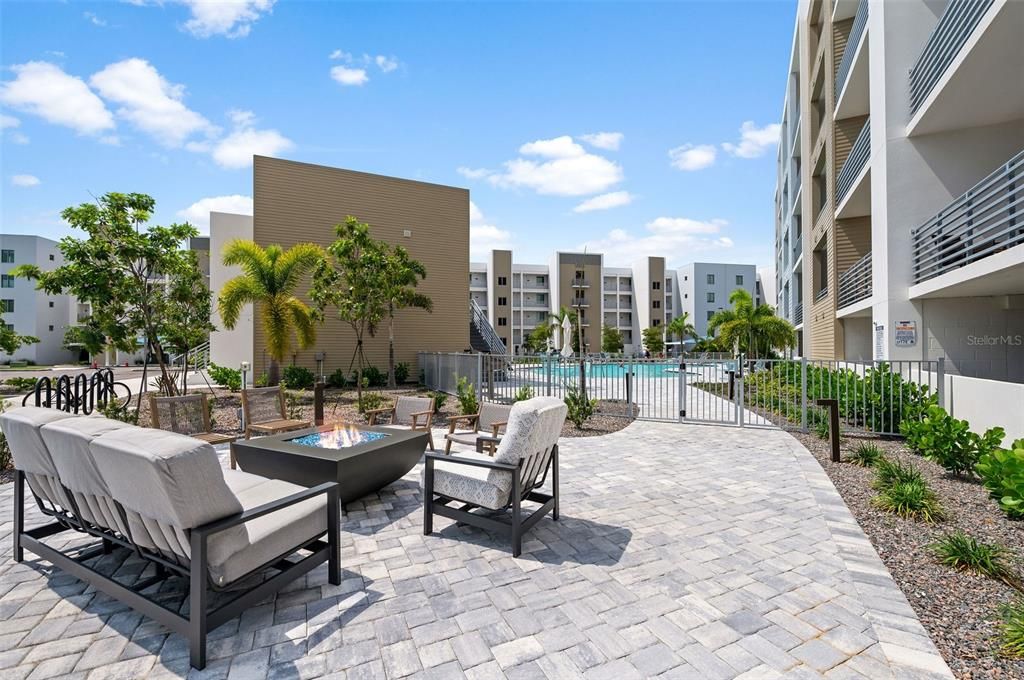 For Sale: $480,000 (1 beds, 2 baths, 858 Square Feet)