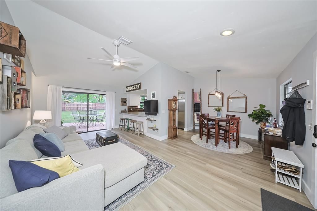 Active With Contract: $399,000 (2 beds, 2 baths, 1021 Square Feet)