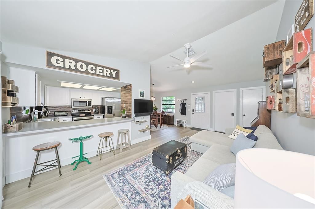 Active With Contract: $399,000 (2 beds, 2 baths, 1021 Square Feet)