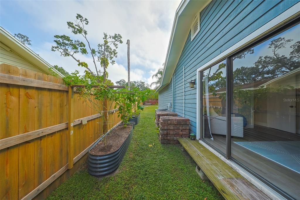 Active With Contract: $399,000 (2 beds, 2 baths, 1021 Square Feet)