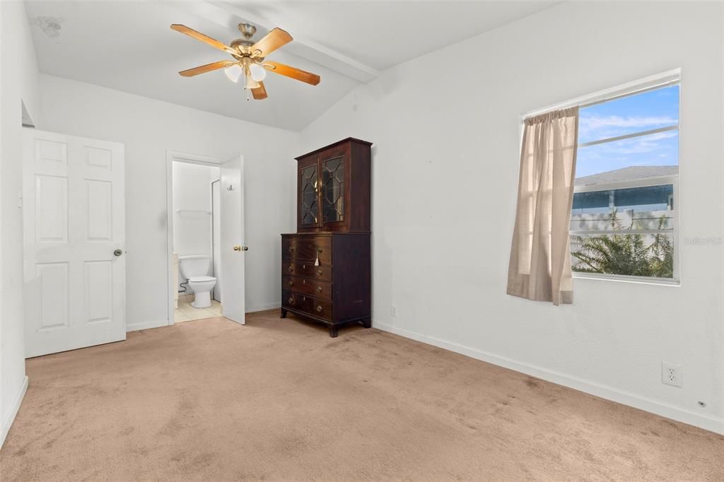 合同活跃: $317,500 (3 贝兹, 2 浴室, 1124 平方英尺)